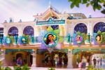 Les décorations féeriques de la Fée Clochette viennent enchanter l’entrée du Parc Disneyland.