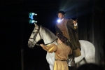 L’explorateur Jacques Cartier arrive à dos de cheval à l’invitation du roi.